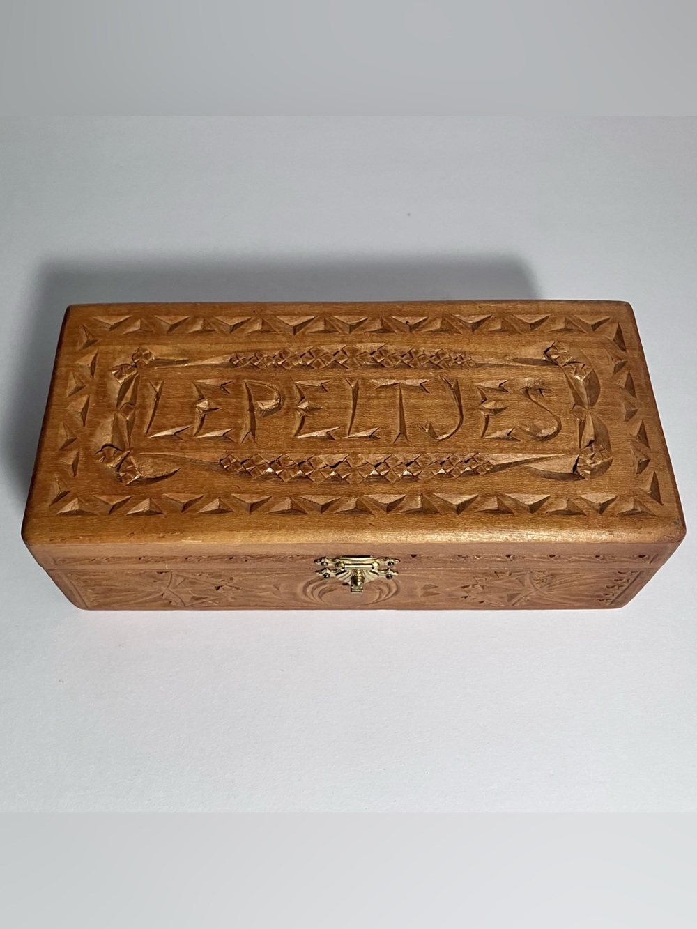 Vintage DUTCH CHIP CARVED Spoon Box / ‘LEPELTJES’ / Felt Lined / 6 INCHES